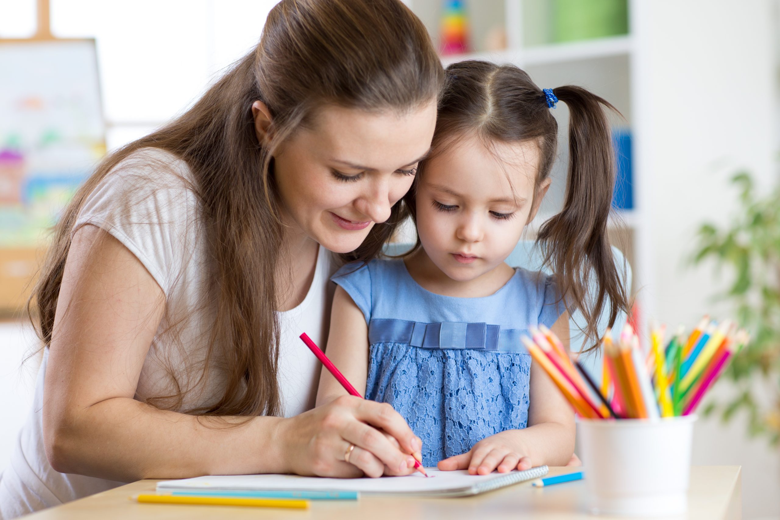 Preschool teachers. Ребенок карандашом. Дети рисуют маму. Ребенок учит. Дошкольники учатся.